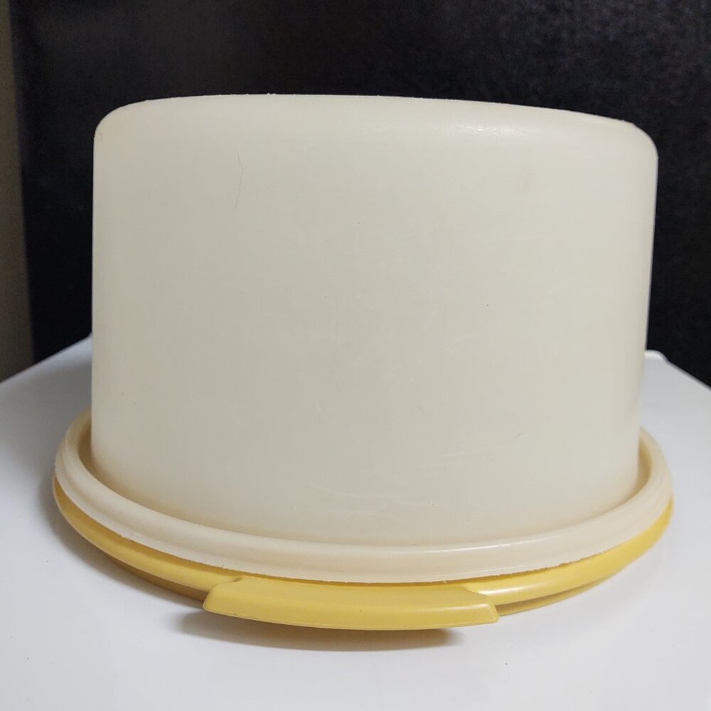 HARVEST GOLD TUPPERWARE ROUND CAKE PIE CARRIER